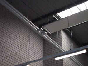 Deckenstahlplatte an Decke befestigt.