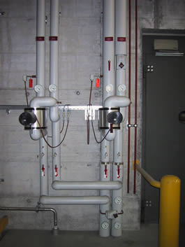 Strahlpumpen bei Gruppenaufbau; mit den beiden Heizgruppen Lagerhalle (Deckenstrahlplatten) und  Nebenräume (Büros, Pausenraum, Werkstatt).