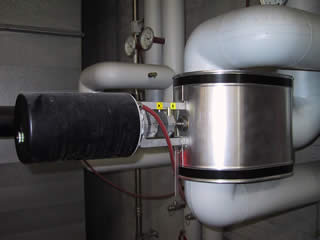 Strahlpumpe als Regelorgan. Mit Antrieb (schwarzer Zylinder links), Stellungsanzeige der Strahlpumpe (Mitte mit gelben Markierungen)  und Gehäuse der Strahlpumpe (isoliert).