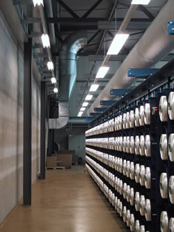 Lufteinführung beim Produkt, Abluftfassung ganz oben an der Hallendecke.